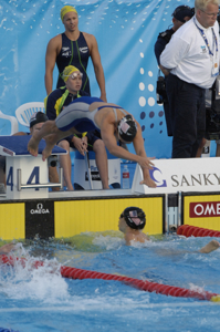 Hoff echanges with Myers in 4x200 relay win at 2005 worlds.