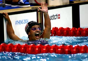 Erin Popovich wins race at 2004 Athens Paralympics.