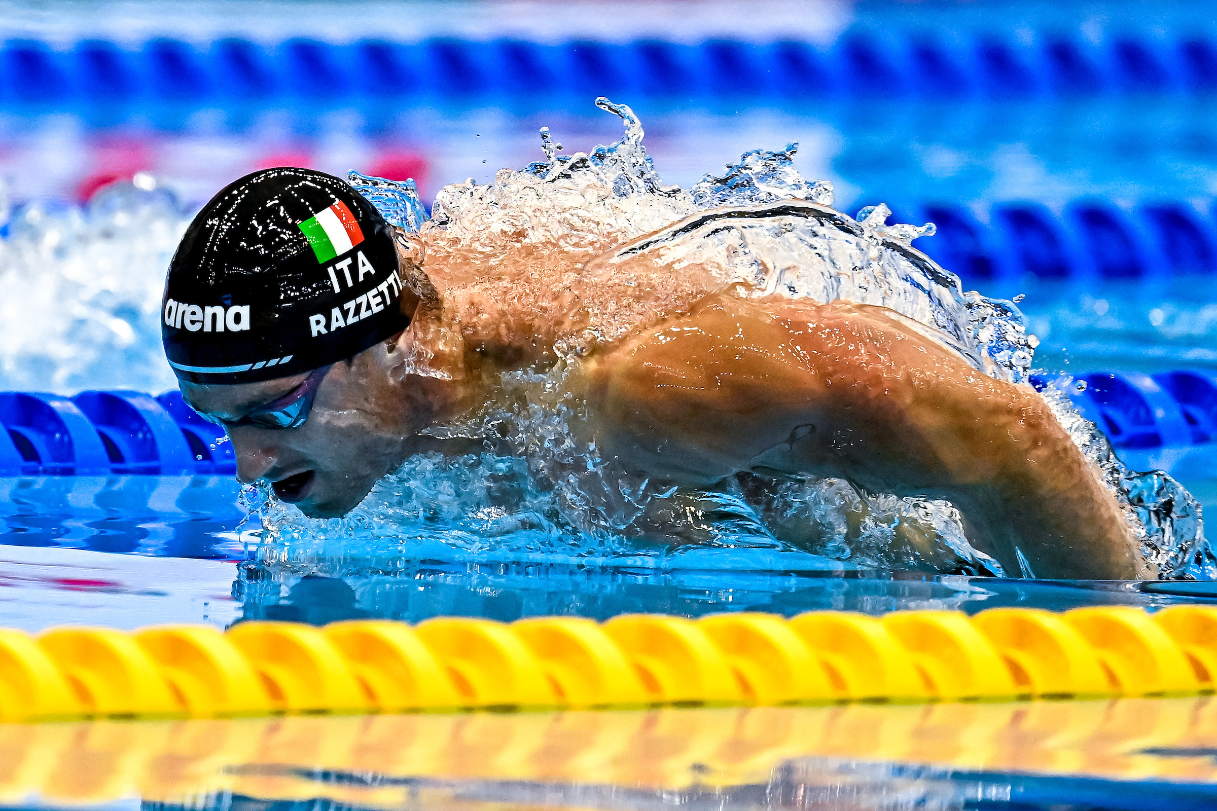 Alberto Razzetti, da Itália, compete na semifinal dos 200m borboleta masculino durante o 20º Campeonato Mundial de Esportes Aquáticos no Marine Messe Hall A em Fukuoka (Japão), em 25 de julho de 2023.
