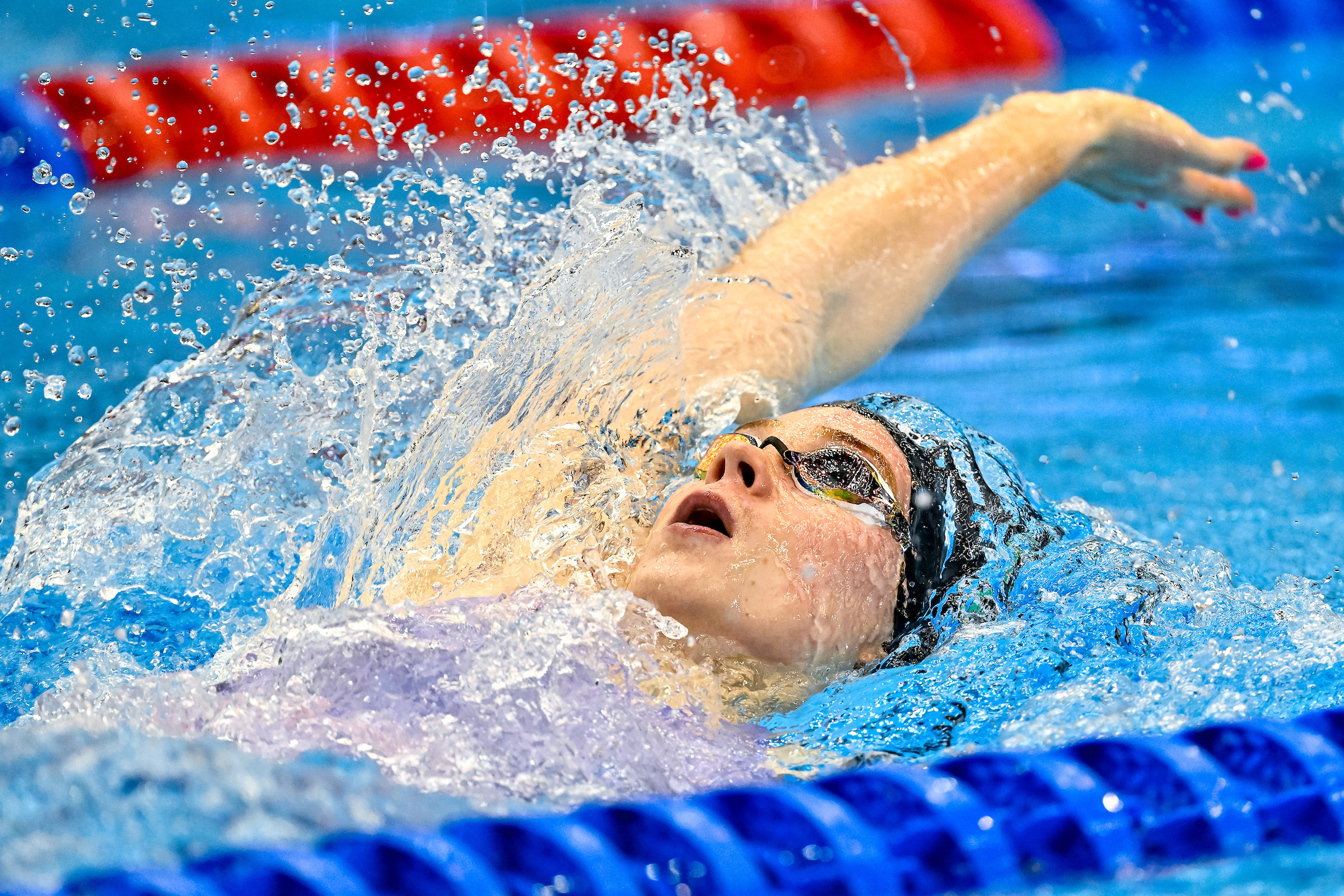 Ellen Walshe, da Irlanda, compete nas eliminatórias individuais dos 200m medley feminino durante o 20º Campeonato Mundial de Esportes Aquáticos no Marine Messe Hall A em Fukuoka (Japão), 23 de julho de 2023.