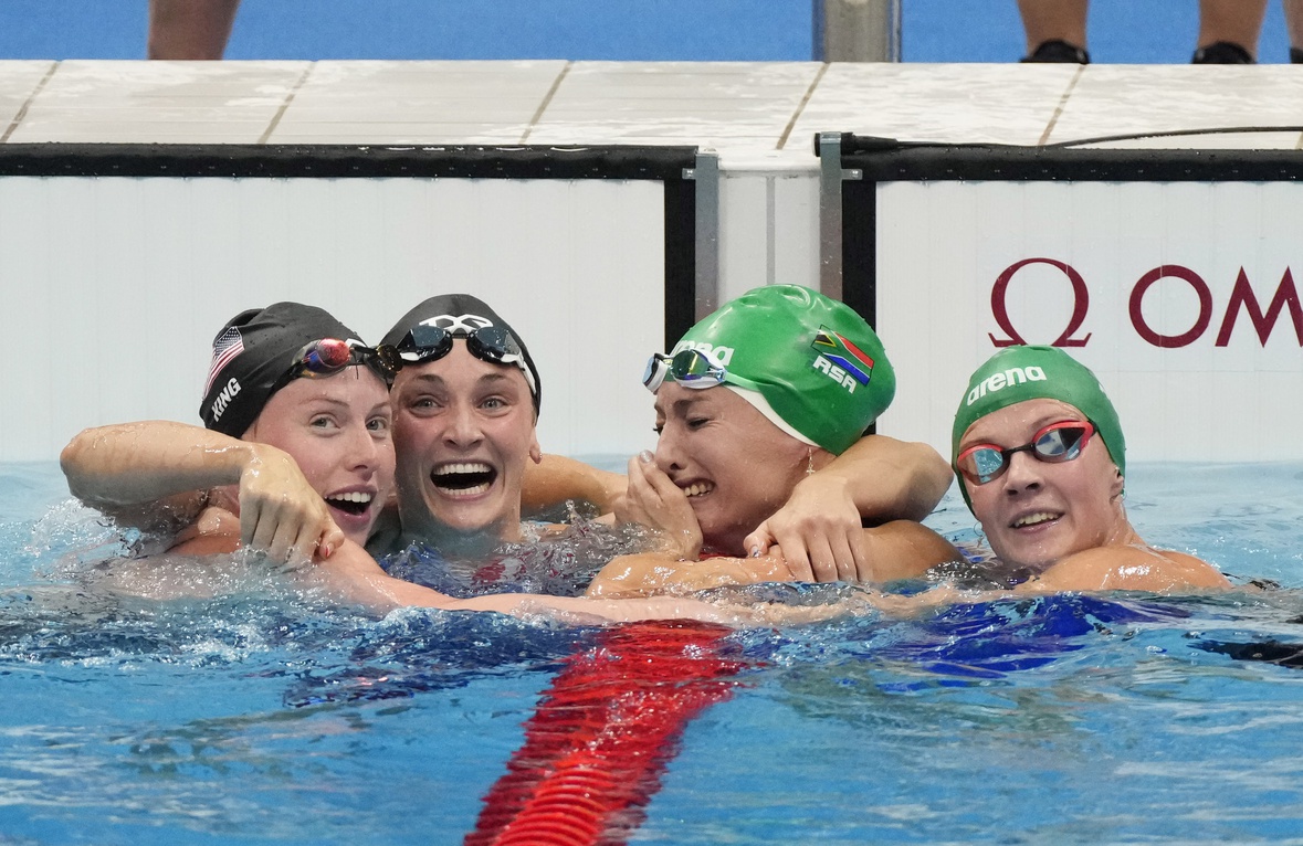 30 de julho de 2021; Tóquio, Japão; Tatjana Schoenmaker (RSA), Lilly King (EUA) e Annie Lazor (EUA) são parabenizadas por Kaylene Corbett (RSA) após a final dos 200m peito feminino durante os Jogos Olímpicos de Verão de Tóquio 2020 no Centro Aquático de Tóquio. Crédito obrigatório: Rob Schumacher-USA TODAY Sports