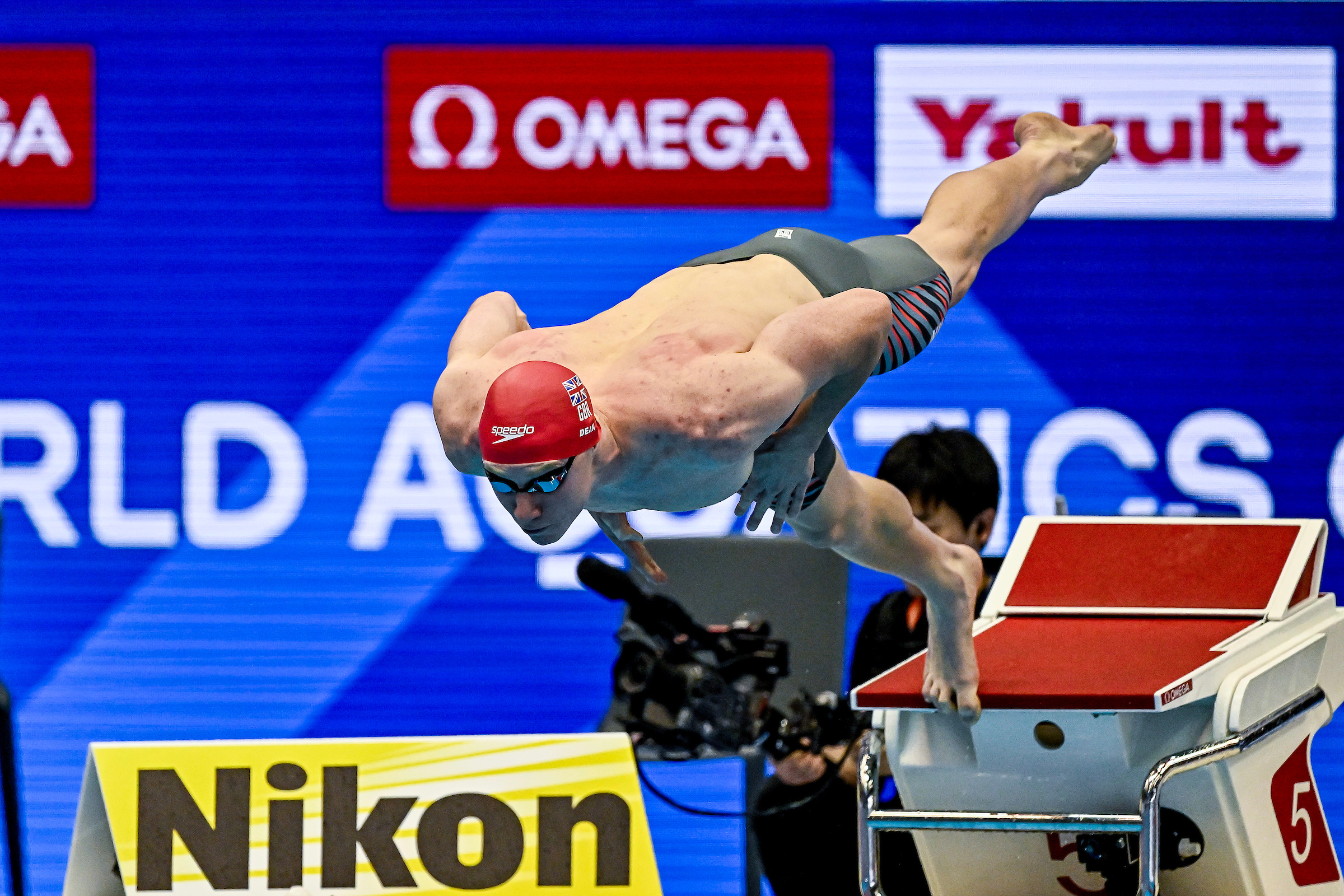 Tom Dean, da Grã-Bretanha, compete na bateria dos 200m livre masculino durante o 20º Campeonato Mundial de Esportes Aquáticos no Marine Messe Hall A em Fukuoka (Japão), em 24 de julho de 2023.