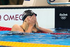 rio-ledecky-hide-behind-hands-shock-200fr