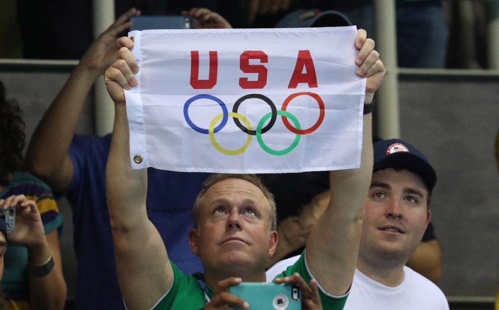 usa-fan-flag-olympic-rings-rio