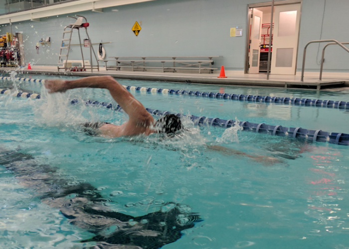Hodding swimming