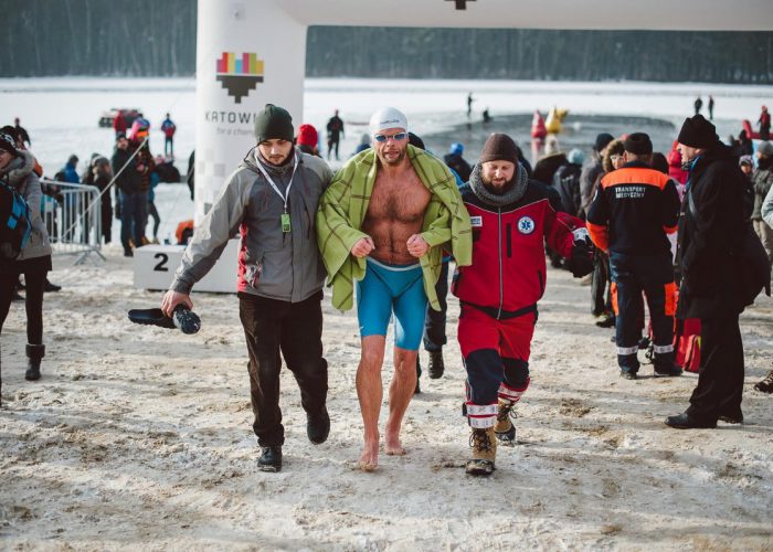 Medical-professionals-Ice-swimming