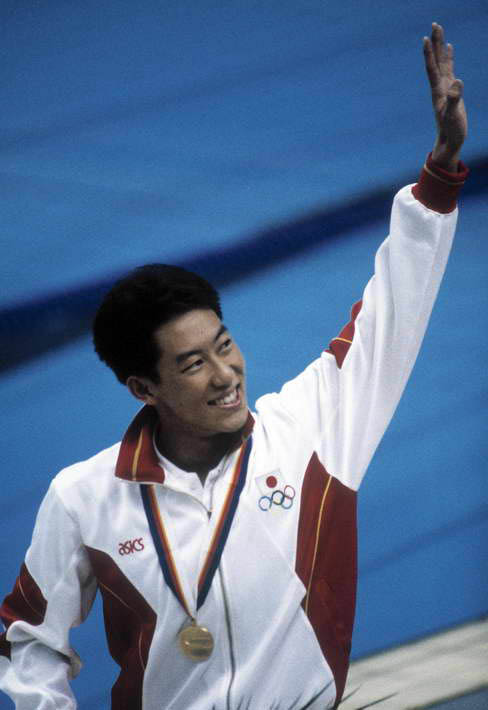 Suzuki-waving-gold-medal
