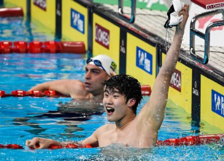 HWANG Sunwoo KOR celebrating Gold Medal 200m Freestyle Men Final Abu Dhabi - United Arab Emirates 17/12/2021 Etihad Arena FINA World Swimming Championships (25m) Photo Andrea Staccioli / Deepbluemedia / Insidefoto
